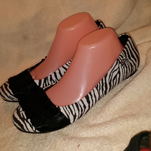Fergalicious by Fergie zebra flats sz 10 - Picture 2 of 4